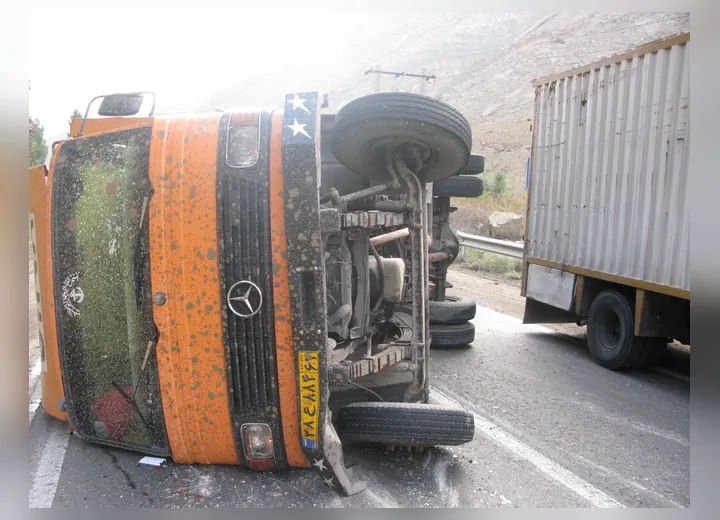 خودروی واژگونشده در یک حادثه جادهای در ایران